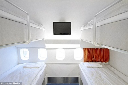 Độc đáo nhà nghỉ được xây dựng trên chiếc Boeing 747 - 7 Một trong số những phòng tắm của nhà nghỉ.