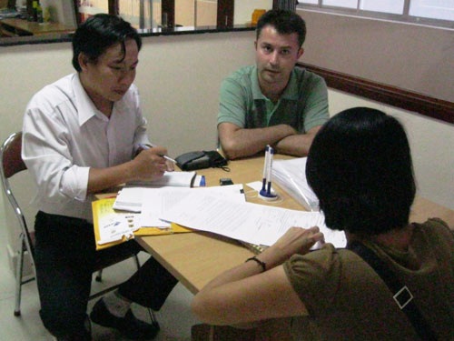 Tùy tiện đuổi người - 1 Ông Baptiste Amarger (giữa) làm việc với phóng viên tại Tòa soạn Báo Người Lao Động.