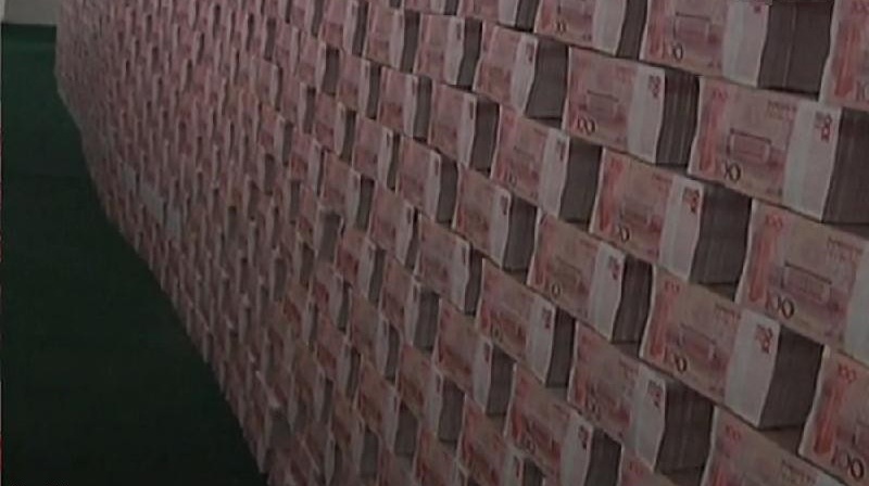 Choáng với núi tiền mặt 1,5 tấn của tỷ phú Trung Quốc