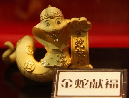 Chiêm ngưỡng rắn bằng vàng thật hơn 150 triệu đồng - 3 Một chú rắn nhỏ khác làm bằng vàng