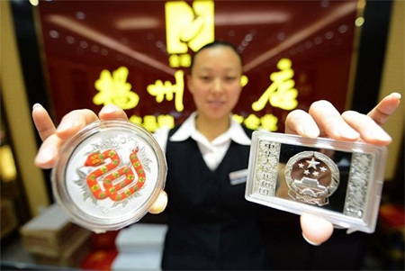 Chiêm ngưỡng rắn bằng vàng thật hơn 150 triệu đồng - 5 Miếng bạc hình chữ nhật và hình rắn trên đồng tiền xu