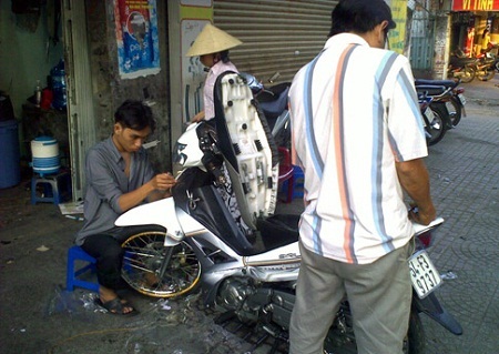 Nghề dán xe cũng đòi hỏi nhiều công sức