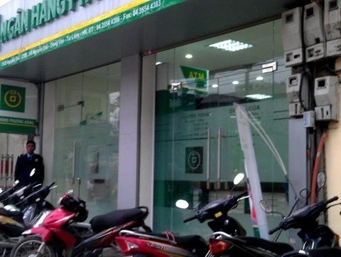 Nhếch nhác, xuống cấp mà đòi thu phí ATM - 10 Ngân hàng này còn giấu máy ATM bên trong, người dân chỉ có thể rút tiền khi ngân hàng này mở cửa.