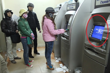 "Sorry ATM" - 3 Nhiều cây ATM luôn ở tình trạng “sorry...” khiến khách rút tiền bực bội.