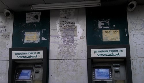 Nhếch nhác, xuống cấp mà đòi thu phí ATM - 2 Nhếch nhác, xuống cấp mà đòi thu phí ATM