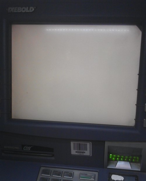 Nhếch nhác, xuống cấp mà đòi thu phí ATM - 7 Màn hình ATM đánh đố người dân khi trống trơn không hiển thị gì.