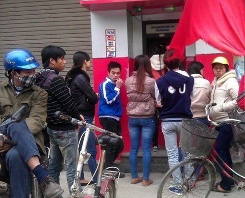 Nhếch nhác, xuống cấp mà đòi thu phí ATM - 9 Ở nhiều cây ATM, chủ thẻ phải xếp hàng dài mới tới lượt.