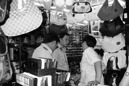 Hàng giả, hàng lậu “chờ” Tết - 1 Chi cục QLTT kiểm tra mặt hàng túi xách tại chợ Bến Thành.