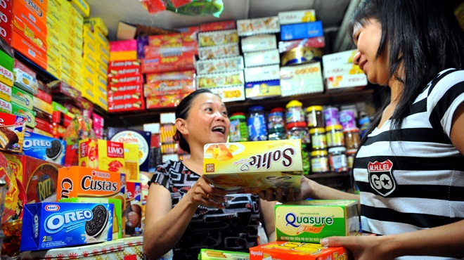 Tết Việt - hàng Việt: Bánh kẹo nội “chớp” cơ hội Tết - 1 Nhiều thương hiệu bánh sản xuất trong nước được bày bán tại các cửa hàng chợ Bà Chiểu, TP.HCM