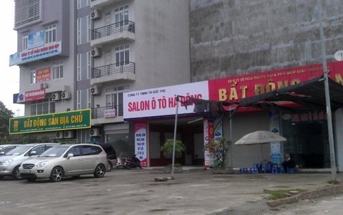 Thê thảm sàn bất động sản đóng cửa nghỉ Tết sớm - 2 Một số văn phòng còn mở cửa, tận dụng làm bãi trông giữ xe, bán trà đá.