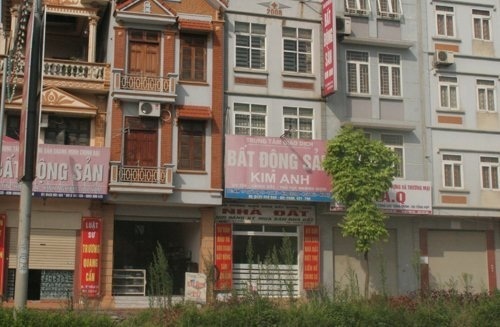 Thê thảm sàn bất động sản đóng cửa nghỉ Tết sớm - 7 Dọc đường 32, một thời đình đám của các dự án, nhiều biển hiệu bất động sản bạc màu.