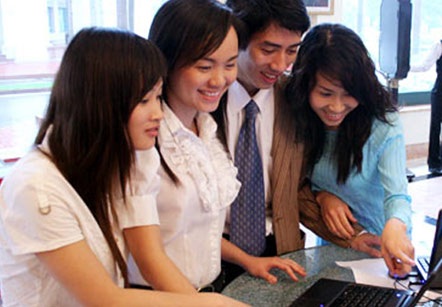 Chị em công sở bỏ việc buôn hàng Tết - 1 Nhiều chị em tranh thủ bán hàng trên mạng kiếm tiền tiêu Tết