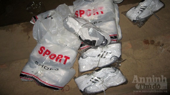 Tạm giữ trên 1.000 đôi giầy Adidas và Nike nhập lậu - 7 Làm việc với lực lượng chức năng, chủ hàng thừa nhận