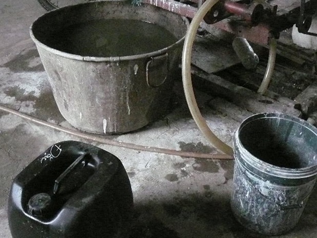 Can hóa chất pha chế sẵn.