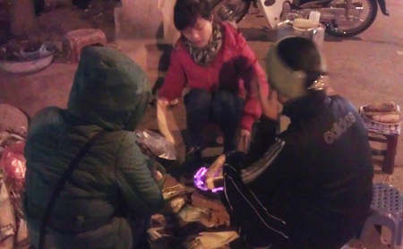 Trời lạnh, trà chanh thất thu ngô nướng được mùa - 2 Ngô nướng đắt khách mùa đông. (Ảnh: D.A)