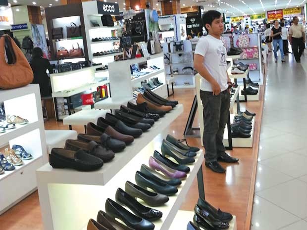 Dãy gian hàng nhiều sản phẩm mới, đẹp thế này mà phải nhìn xa xa mới thấy vài khách.