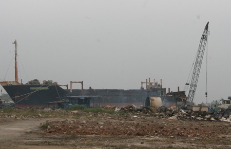 Hải Phòng: Chi tiền tấn để mua tàu cũ về... bán sắt vụn