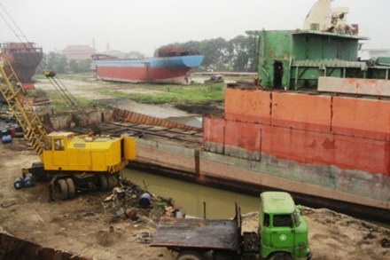 Tàu Hufa Star 01 đang bị xẻ thịt.