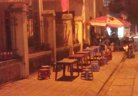 Trời lạnh, trà chanh thất thu ngô nướng được mùa - 1 Hàng trà chanh vỉa hè thất thu tiền triệu. (Ảnh: D.A)