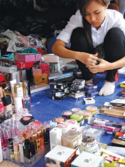 Quay lại thời mua hàng trả góp - 1 Các món mỹ phẩm được chọn để bán trả góp cho dân công sở.