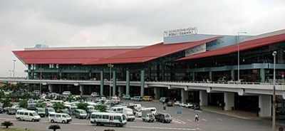 Sân bay Nội Bài sẽ tạm thời đóng bớt cửa ra vào - 1 Sân bay Nội Bài sẽ tạm
thời đóng bớt cửa ra vào
