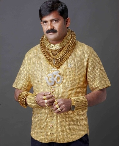 Chiếc áo sơ mi dát vàng có giá 4 tỷ đồng - 1 Triệu phú Datta Phuge mặc chiếc áo sơ mi vàng và những đồ trang sức ưa thích