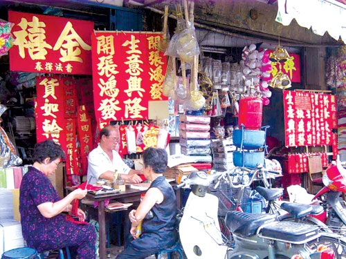Chợ Lớn rong chơi - 2 Chợ phiên chữ Hán
trên đường Hải Thượng Lãn Ông. Ảnh: C.N