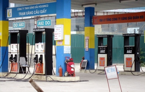 Hà Nội: Nhiều cây xăng đóng cửa chờ tăng giá - 3 Chiều chủ nhật, cây xăng này báo hết hàng.