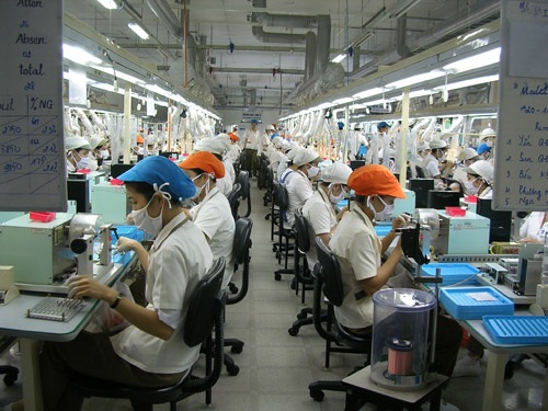 Đau đầu vì nhân lực - 1 Lao động của Công ty Nidec Copal (KCX Tân Thuận - TPHCM)