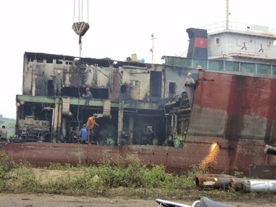 Tài sản trăm tỷ “vạ vật” trên biển vì cơ chế - 1 Tàu Hufa Star 01 đang phá dỡ “chui” tại Hải Phòng.