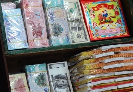 Tiền âm phủ giống như tiền thật.