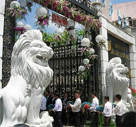 Dinh thự của đại gia Việt nào hoành tráng nhất? - 18 Cổng của biệt thự.