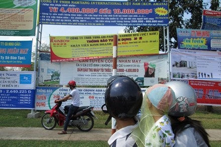 Bài 2: Mức lương “khủng” để chiêu dụ lao động - 1 Nhiều DN đưa ra mức lương “khủng” mời chào người lao động.