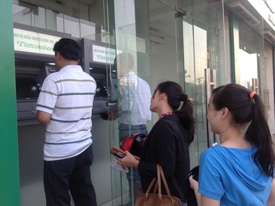 Việt Nam nên miễn phí ATM - 2 Người Việt hiện chủ yếu dùng ATM để rút tiền nên Ngân hàng buộc phải thu phí bù lỗ.