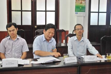 Chợ “thần chết” Kim Biên: Chưa hề gì so với chuyện khác - 1 Phó GĐ Sở Công thương TP.HCM Tôn Quang Trí (ngồi giữa) tại một cuộc họp (ảnh: internet).