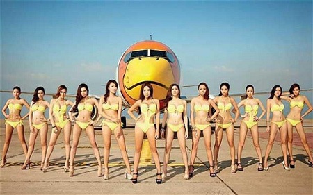 “Nhức mắt” với dàn tiếp viên mặc bikini của hàng không Thái Lan - 1 “Nhức mắt” với dàn tiếp viên mặc bikini của hàng không Thái Lan
