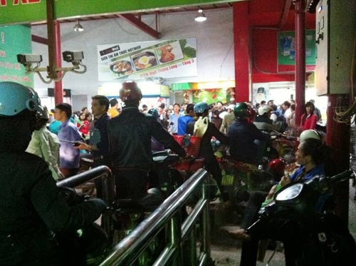 Hàng trăm khách hàng bị "giam" trong nhà xe siêu thị Big C - 1 Khách hàng chôn chân chịu bị giam trong nhà xe