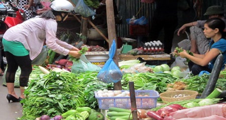 Thực phẩm bắt đầu “ngấm” giá xăng dầu - 1 Tương tự, tại các chợ bán lẻ, chợ cóc giá theo đó cũng được đẩy lên theo giá tại các chợ đầu mối.