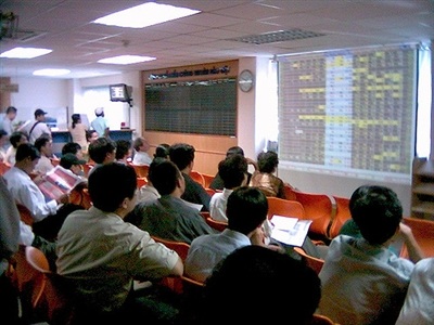 Vắng bóng nhà đầu tư lớn - 1 Thị trường chứng khoán đang vắng bóng những nhà đầu tư lớn.
