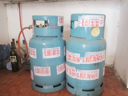 Sticker gọi gas chằng chịt trên bình.