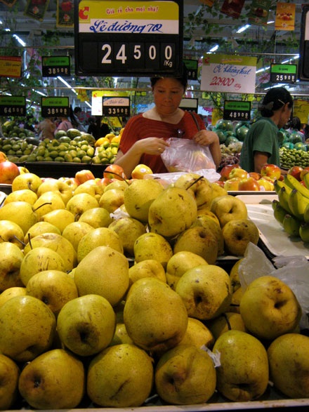 Không có chuyện dán cờ nước sản xuất trên hoa quả - 4 Lê có xuất xứ Trung Quốc cũng không hề có nhãn mác hay lá cờ nào.