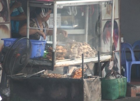Những con phố sặc khói ở Hà Nội - 3 Những quán thịt nướng ám khói.