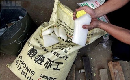 Vén màn sự bẩn thỉu nơi sản xuất đũa dùng một lần - 10 Những bao tải sáp paraffin được tìm thấy trong xưởng sản xuất
