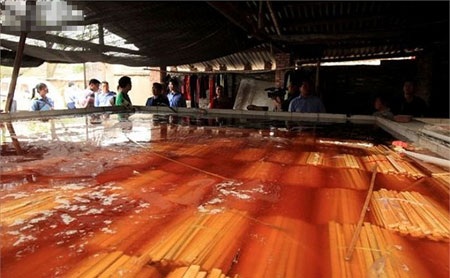 Vén màn sự bẩn thỉu nơi sản xuất đũa dùng một lần - 8 Bể ngâm đũa với số lượng lớn có màu khác thường
