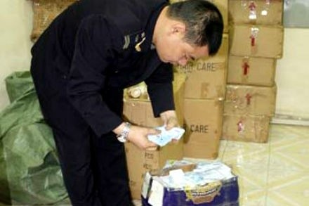 Phát hiện hàng nghìn sim điện thoại Vinaphone nhập lậu - 1 Simcard điện thoại mạng Vinaphon nhập lậu từ Trung Quốc bị lực lượng Hải quan bắt giữ.