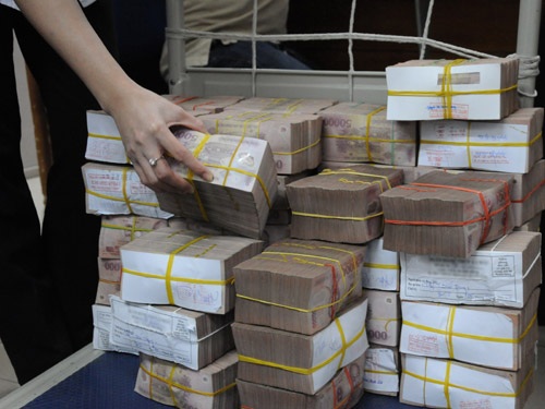 Hàng chục ngàn tỉ đồng không người vay - 1 Lãi suất cao, đầu ra khó khăn nên nhiều ngân hàng đang dư thừa vốn.