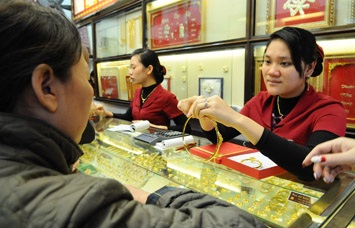 Chênh lệch giá vàng - Câu chuyện chưa hồi kết - 1 Tuần qua tiếp tục ghi nhận sự lên xuống thất thường của giá vàng Ảnh: Hoàng Long