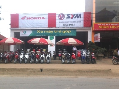 Đổ xô đi mua xe máy trả góp ảo lấy vốn làm ăn, tiêu xài - 1 Cửa hàng Khai Phát, nơi bán xe máy trả góp tại thị trấn Xuân Mai. Ảnh: Phong Cầm .