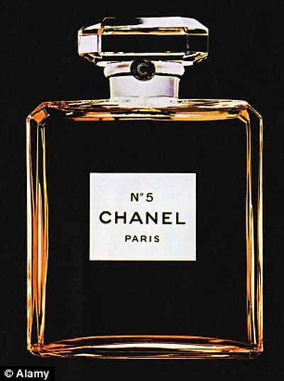 Nước hoa LES EXCLUSIFS DE CHANEL 1957  Harpers Bazaar