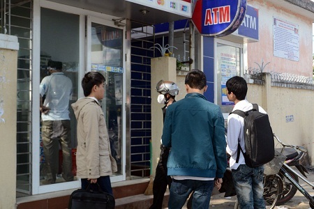 Mỗi khi cần rút tiền thì việc trước tiên là phải... chờ đợi.